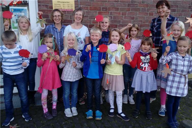 Grosser Herbstspass für kleine Bastler: KÖB-Mitarabeiterinnen Steffi Oeser und Mechthild Habeth sowie Büchereileiterin Käthe Langer im Kreis einer fröhlichen Bastelschar. Privat