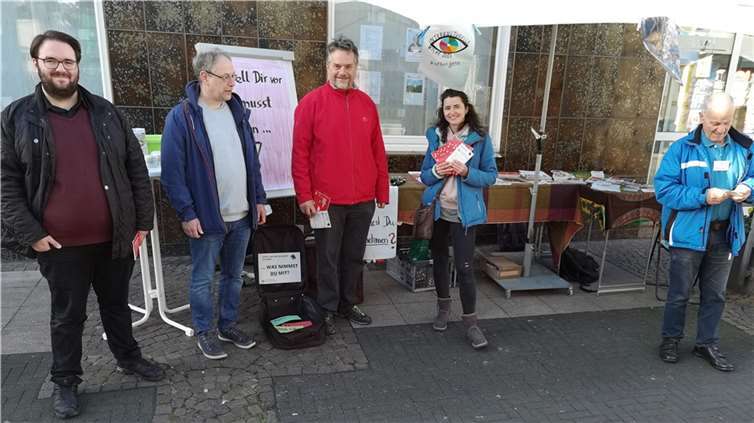 Großer Infostand: (v.l.n.r). Christian Bauer, Christoph Hof, Christoph Schomer, Natalia Obikhod und Werner Unkelbach. Foto: -BL-