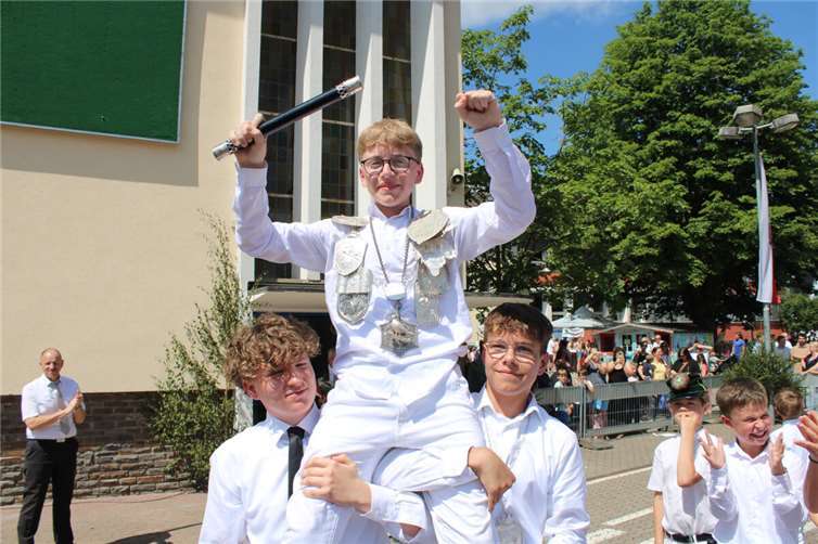 Großer Jubel auf dem Schulhof der Aloisiusschule: neuer Schützenkönig der Aloisiusjugend ist Matthias Lebig!  Foto: DU
