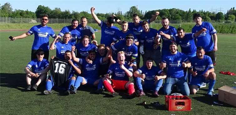 Großer Jubel bei Trainer und Mannschaft des BSV Weißenthurm über den Aufstieg.privat