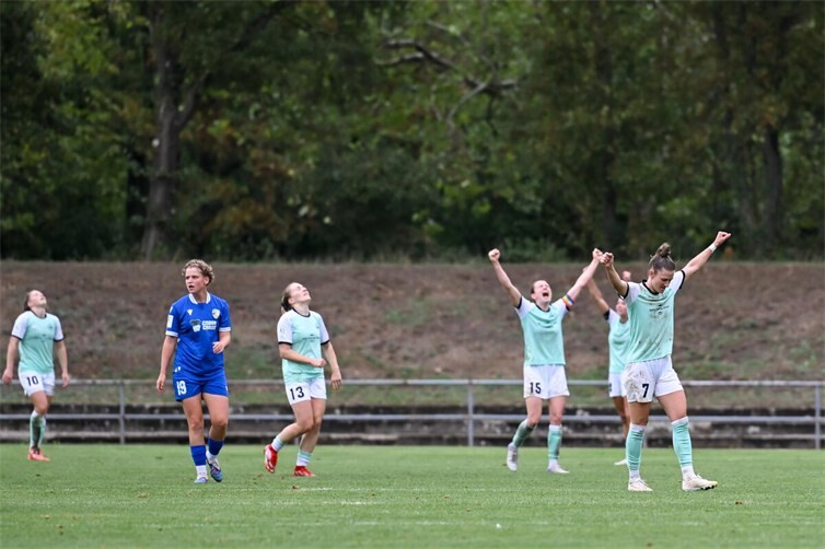 Großer Jubel bei den Bäckermädchen nach einem umkämpften Spiel und dem 2:1-Heimsieg gegen den FC Carl Zeiss Jena.