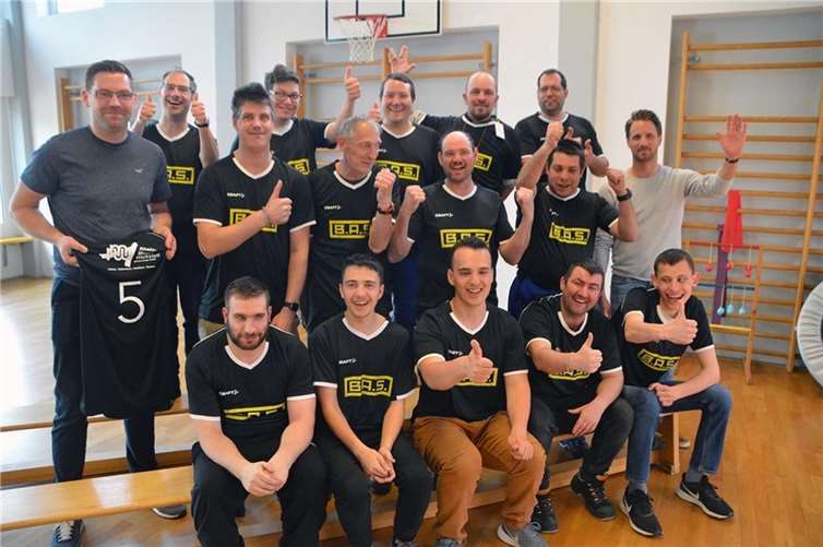 Großer Jubel bei den Fußballern anlässlich der Übergabe. Quelle: RMW