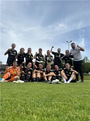 Großer Jubel bei den GSG-Mädels über den vierten Platz in der Bezirksliga.  Foto: privat