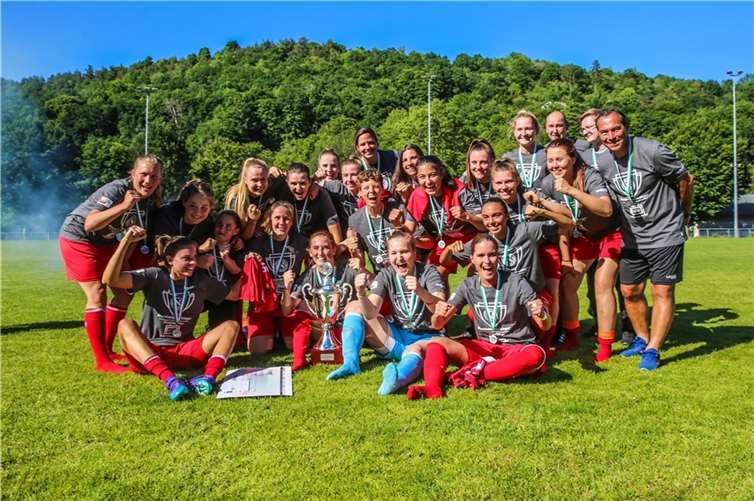 Großer Jubel bei den Mädels der SC13 Bad Neuenahr, nach dem Sieg des Rheinland-Pokals.  Fotos: Roland Schäfges - www.myfoto24.eu