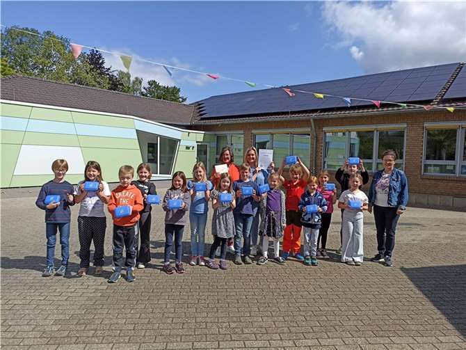 Großer Jubel bei der Klasse 2 der GS Gelsdorf, der Schulleiterin Jeanette Schroerlücke (l) und der Klassenleiterin Chiara Thinius (m) über den Gewinn.