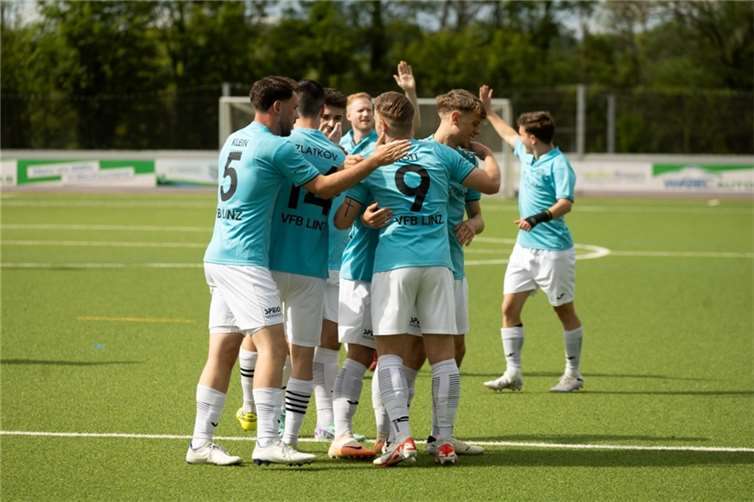 Großer Jubel über das 100. Saisontor durch Fabio Schopp.