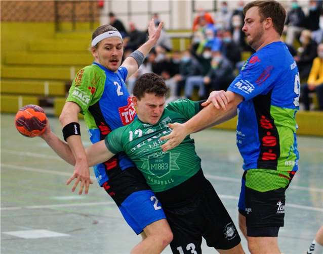 Großer Kampf - am Ende nicht belohnt: Marius Schmitz (Mi.) im Klammergriff von Oliver Dziendziol (li.) und Andre Kirfel (re.).Foto: T. Swawoll