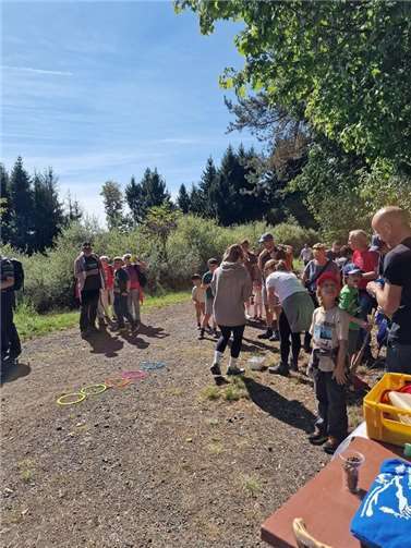 Großer Spaß beim Tannenzapfen-Weitwurf an Station 2.