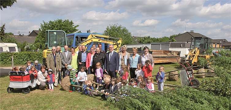 Großer Tag in Miel: Endlich der erste Spatenstich, Bäume für die Bepflanzung liegen schon bereit. -Weigert-