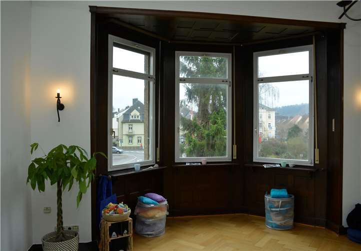 Großer Therapieraum für z.B. Yoga- und Entspannungsübungen.