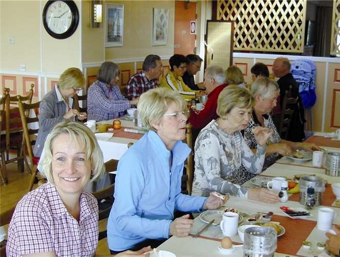 Großer und kleiner Tisch zur Frühstückszeit.