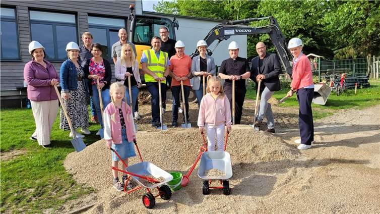 Großes Aufgebot beim Spatenstich für den neuen Anbau der Kita St. Martin in Montabaur. Mit dabei waren Vertreter der Stadt, der kath. Pfarrgemeinde, der Verbandsgemeindeverwaltung sowie die Kita-Leitung, Elternausschuss, Architekten, Planer, Bauunternehmer – und die Kita-Kinder.  Foto: VG Montabaur, Viola Marschall