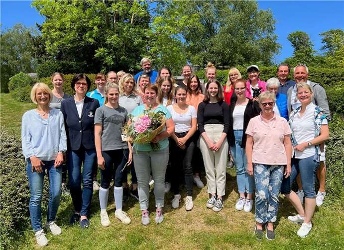 Großes Beisammensein gab es bei der Mitgliederversammlung des RV Kurtscheid auf dem Pferdesportzentrum Gut Birkenhof. Neue - und ausgeschiedene Mitglieder - formierten sich zum Gruppenbild. Foto: Thomas Peters
