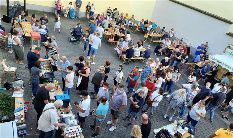 Großes Engagement für die Flutopfer: Hunderte Menschen spendeten bei der Aktion in Kettig.Foto: privat