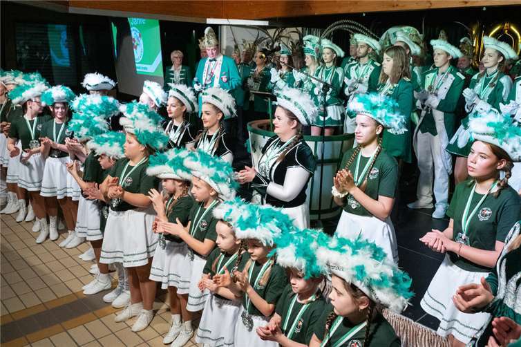 Großes Eröffnungsbild mit viel jungem Nachwuchs der KG Grün Weiß Urmitz. Fotos: SCH
