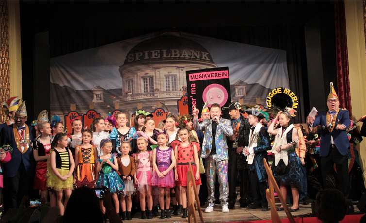 Großes Finale der EKG Familie mit Timo Ehmann und der „Gugge‘ mer‘ ma“. Fotos: MFU