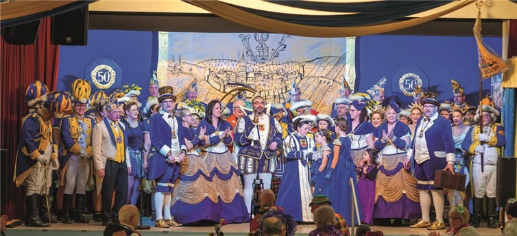 Großes Finale zum Ende der Jubiläumsveranstaltung auf der Bühne im Helenensaal.  Foto: Rheinahr Fotografie