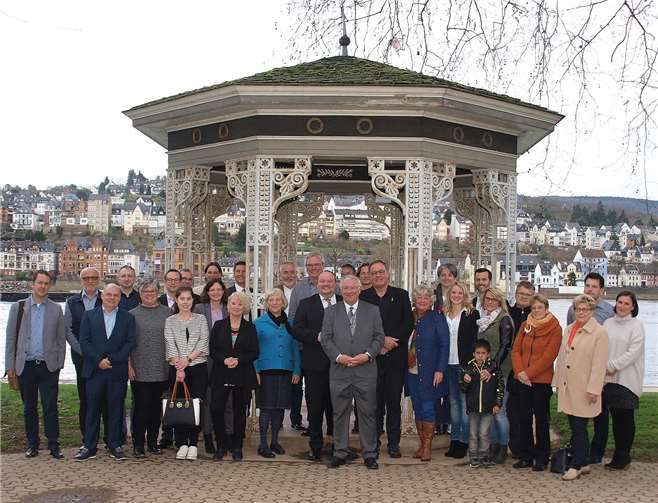 Großes Gruppenfoto direkt in den Rheinanlagenmit den von der „JoHo-Schängelstiftung“ Prämierten. Fotos: US