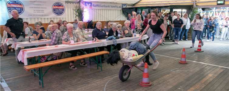 Großes Hallo gab es beim Schubkarren deinen im Rahmen der Oberdrees der Kirmes, bei dem auch einige Frauenteams an den Start gingen. Fotos: JOST