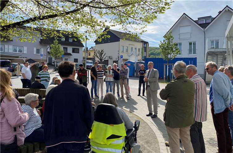 Großes Interesse am Bürgermeister-vor-Ort-Termin in Niederbachem. Foto: Gemeinde Wachtberg/mt