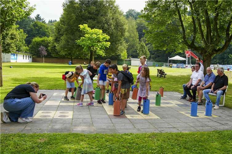 Großes Interesse am Schwimmkurs: Das Kooperationsprojekt mit AWO und Bürgerstiftung begeisterte nicht nur die Kinder.  Foto: Stadt Neuwied/Maxie Meier