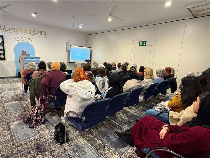 Großes Interesse am Vortrag: Viele Frauen verfolgen gespannt die Präsentation.Foto: Qudsia Khan
