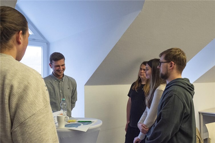 Jugend zeigt bei Austausch mit Politikern in Haus Wasserburg, dass sie mitreden können - und wollen