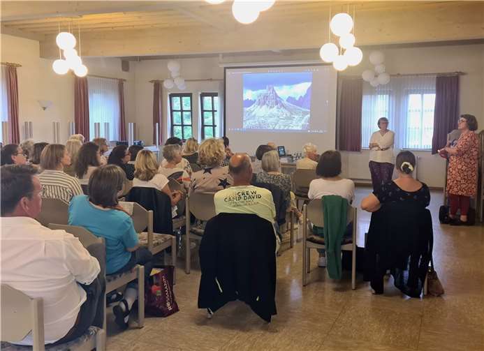 Großes Interesse bestand an der Lesung von Vera Apel-Jösch aus ihrem Buch zur Alpenüberquerung. Foto: Kreis-vhs Westerwald/Martina Löhr