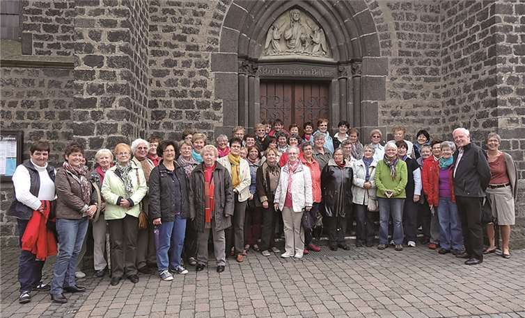 Großes Interesse fand das kfd-Dekanatstreffen, was in Thür - hier die Teilnehmer vor der Thürer-Pfarrkirche - stattfand. privat