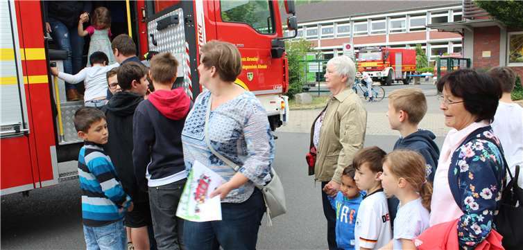 Großes Interesse fanden wie immer die Fahrten im großen Feuerwehrauto.