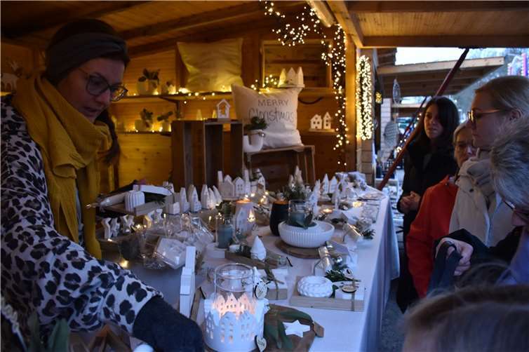 Großes Interesse hatten Marktbesucher an der beleuchteten Weihnachtsdeko.