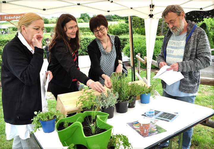 Großes Interesse hatten die Besucher und Organisatoren am „essbaren Balkon“ Fotos: BS
