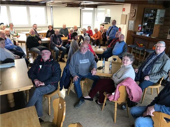 Großes Interesse herrschte bei der Altersabteilung der Freiwilligen Feuerwehr Lahnstein, als Hauptkommissar Ralf Thomas (re. stehend) über das Thema Kriminalprävention referierte. Foto: privat