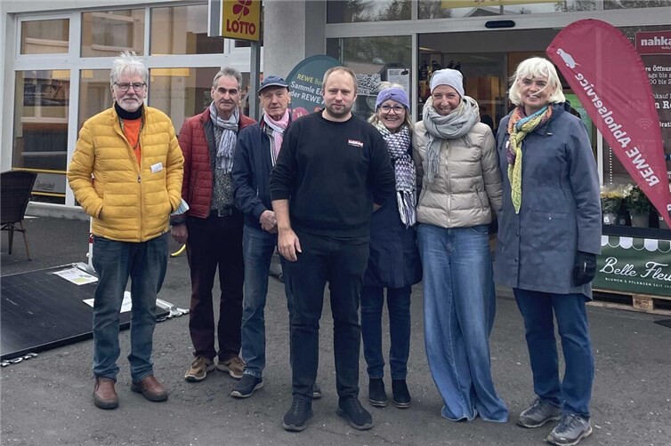 Großes Interesse in St. Sebastian: Bürgerinnen und Bürger im Gespräch mit der KlimaFit-Grupppe über Solarstrom vom eigenen Balkon. Foto: privat