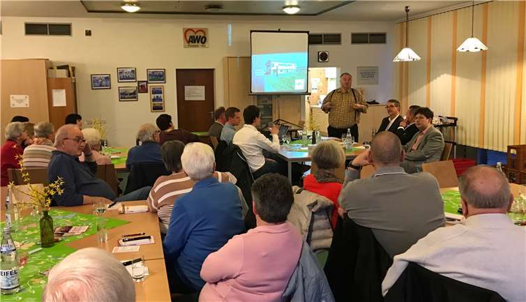 Großes Interesse und viele Besucher: 60 Minuten lang tauschten sich die SPD-Vertreter, fachliche Ansprechpartner und die interessierten Bürgerinnen und Bürger im Dialog gemeinsam aus.Foto: SPD Heimbach-Weis