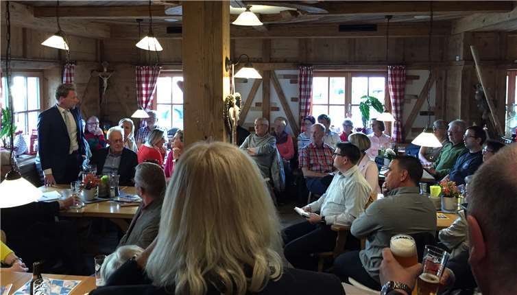 Großes Interesse zeigten die Bürger an Grundsatz- und Detailfragen zum Thema Straßenausbaubeiträge. Foto: privat