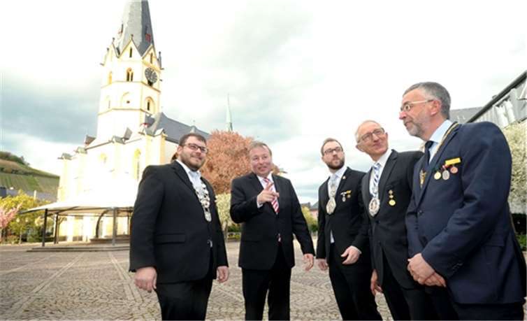 Großes Jubiläum, Großer Zapfenstreich: Bastian Friedrich, Dr. Jürgen Pföhler, David Kortmann, Willi Busch und Jürgen Knieps (v.l.) auf dem Ahrweiler Marktplatz, einem der Schauplätze zur 200-Jahr-Feier des Kreises Ahrweiler. Kreisverwaltung Ahrweiler