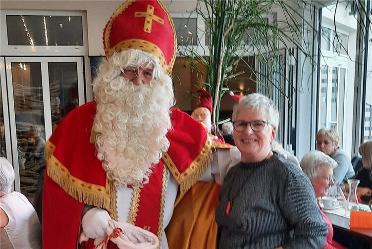 Großes Lob vom heiligen Mann, für die Leiterin der Rheuma- Liga öAG Mayen, die engagierte Barbara Ortmann-Braun.Fotos: BS