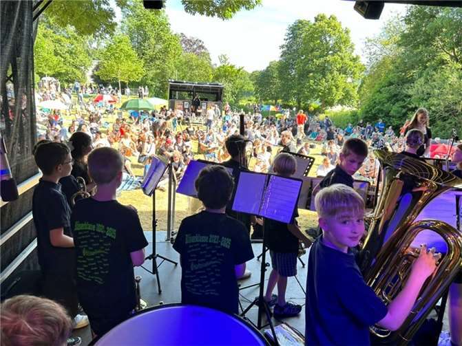 Großes Publikum beim Auftritt der beiden Bläserklassen 5b und 5m  Foto: Christine Bongers