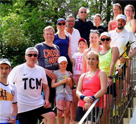 Großes Siegertreppchen beim Jux-Turnier – alle sind Sieger. privat