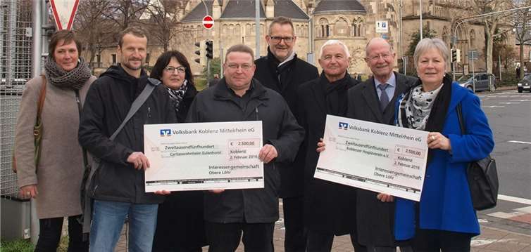 Benefit des Weihnachtskonzertes „Jauchzet und Frohlocket“ überreicht Großes Treffen zu einem schönen Anlass auf der Oberen Löhr: Zwei Schecks in Höhe von zusammen 5.000 Euro konnten an Vertreter von „Haus am Eulenhorst der Caritas“ und „Koblenzer Hospizverein“ überreicht werden.US