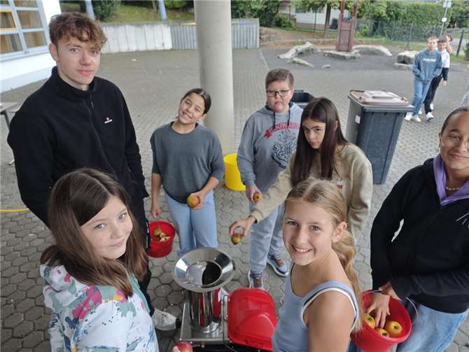 Großes Vergnügen und viel Faszination bereiteten die verschiedenen Prozesse, aus dem Rohstoff „Apfel“ als Team ein gesundes Lebensmittel zu erstellen. Quelle: Realschule plus und FOS Untermosel