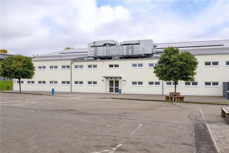 Großflächig wurde das Dach der Sporthalle Theodor-Heuss-Realschule plus mit PV-Modulen bestückt, um zukünftig einen Großteil des Strombedarfs selbst produzieren zu können.  Foto: VG Wirges/ Silja Götte