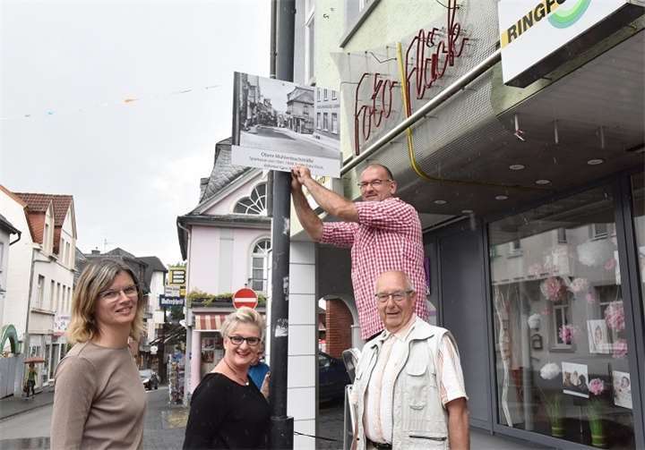 Großformatige Drucke historischer Stadtansichten wurden im Sinziger Stadtgebiet präsentiert.
