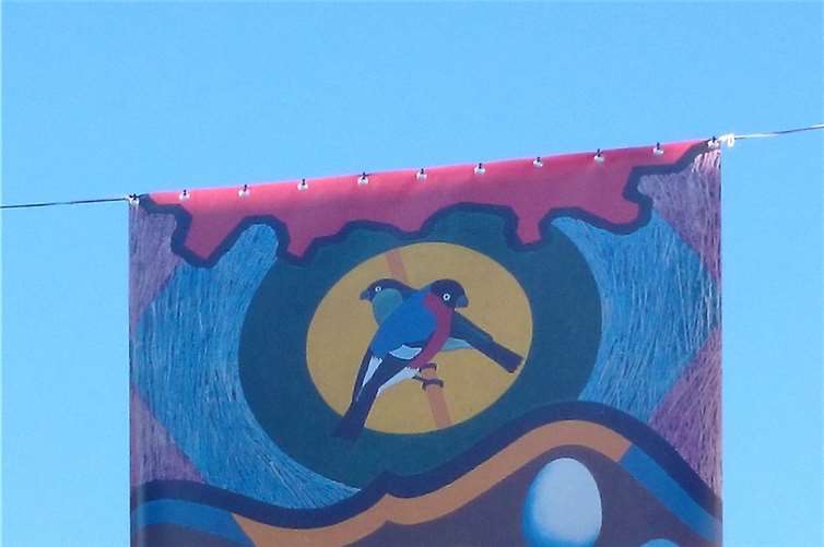 Großformatige Pop-Art-Kunstdrucke sind zu sehen.privat