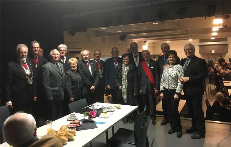 Großkomtur Karl Häfner (l) und eine Abordnung der Deutschen Komturei des Ordens vom Roten Löwen besuchten kürzlich die Schützenfreunde im belgischen Bocholt.  privat