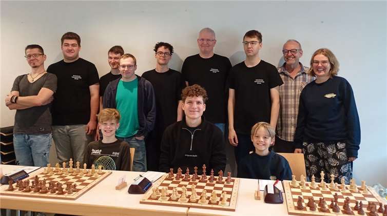 Großmeister Luis Engel (sitz. Mitte) eingerahmt von seinen jungen (sitz.) und älteren Fans (stehend).  Fotos: privat