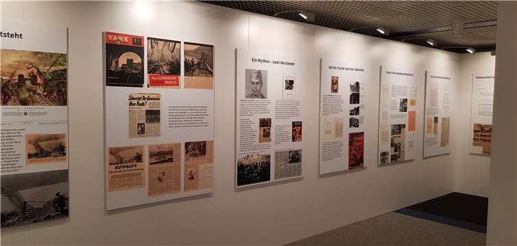 Großzügig und modern gestaltet präsentiert sich die Ausstellung in der Rheinhalle Remagen dem Besucher.