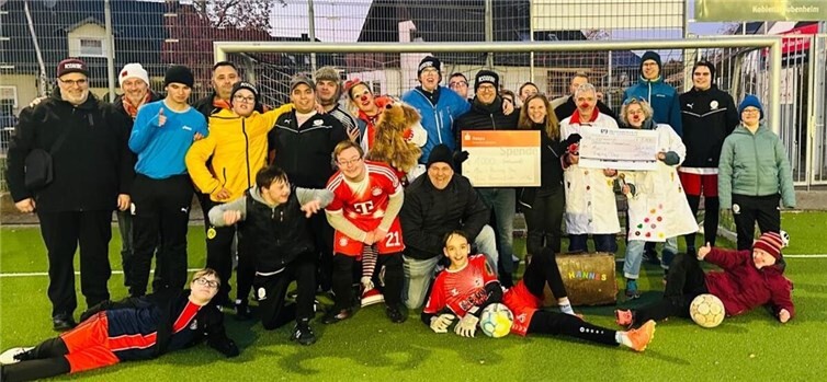 Großzügige Spende für das Team Bananenflanke/Fußballverein für Jugendliche mit Beeinträchtigung und die Westerwälder Clown Doktoren. 