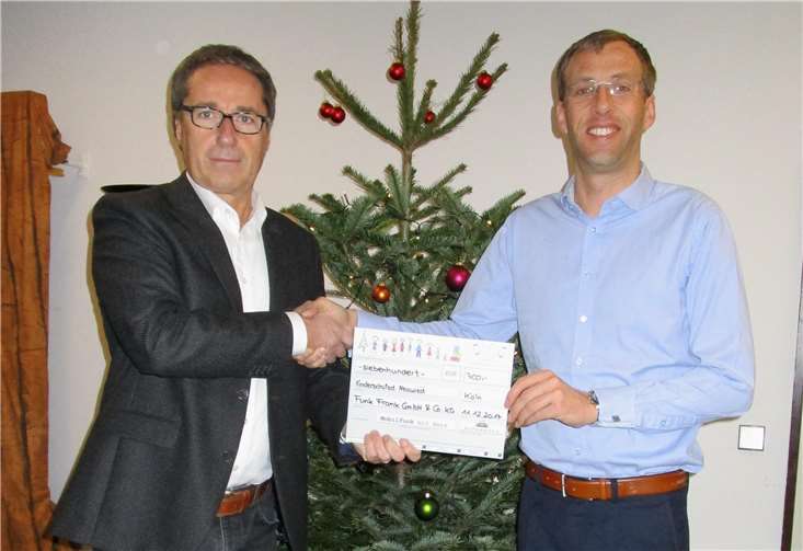 Großzügige Spende für den Kinderschutzdienst Neuwied: Jens Guski (r.), Geschäftsführer von Funk Frank in Neuwied, überreicht einen Scheck über 700 Euro an HTZ-Geschäftsführer Thomas Voß. Privat